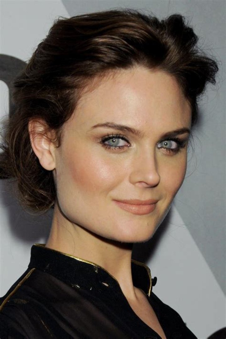 Emily Deschanel Biography, Age, Height, Husband, Net Worth, Family