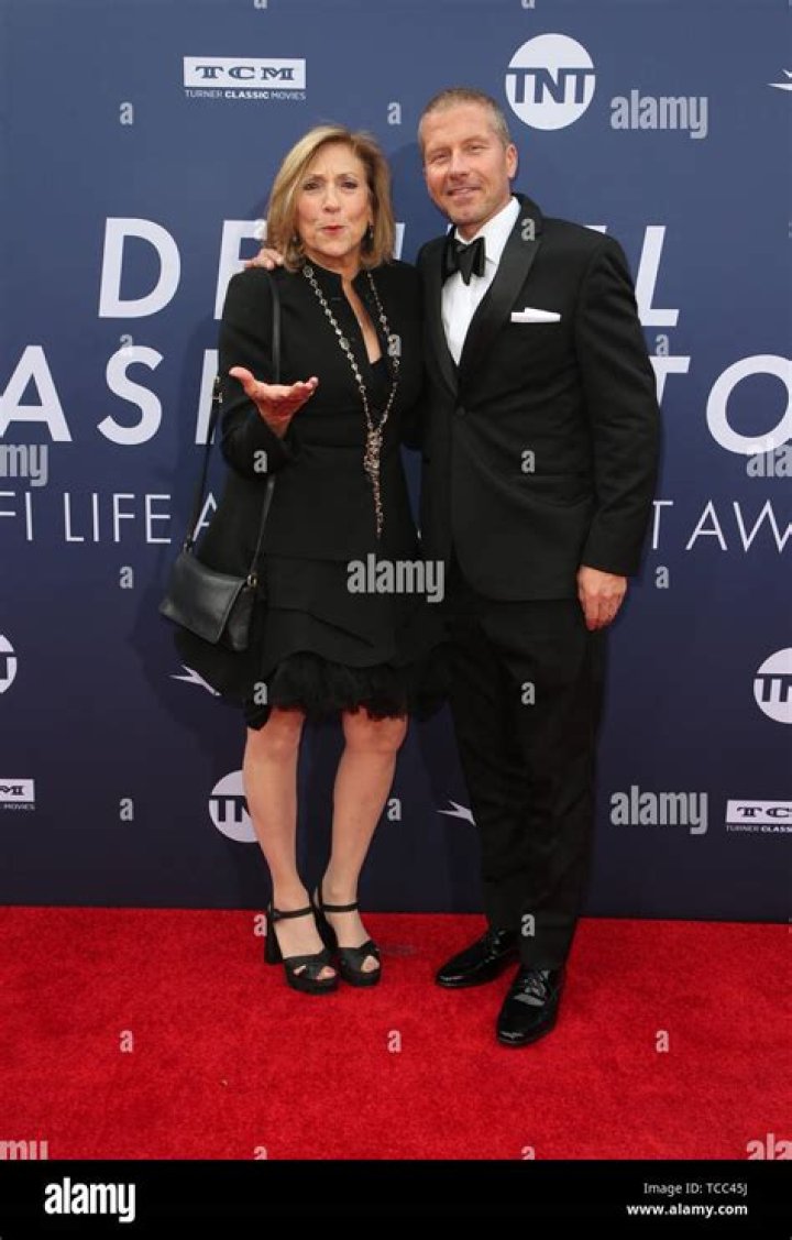 Lesli Linka Glatter Biography, Age, Height, Husband, Net Worth, Family