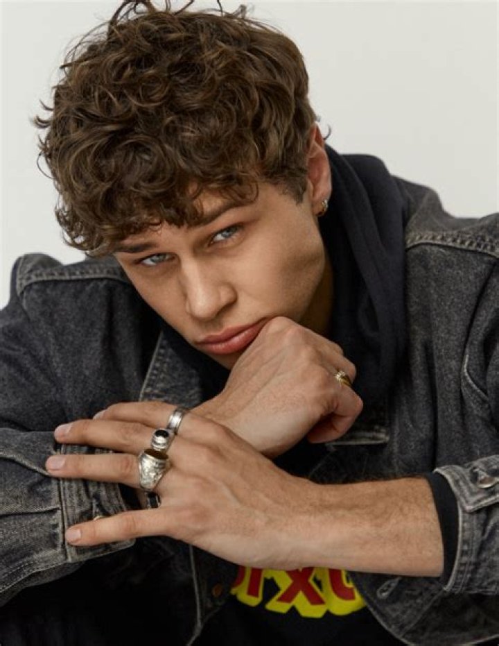 Matt Evans Biography, Age, Height, Wife, Net Worth, Family